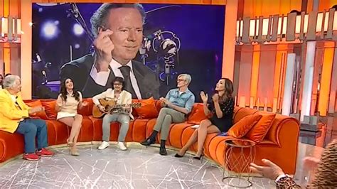 La Volta Buona Omaggio A Julio Iglesias Un Ondata Di Gaffe