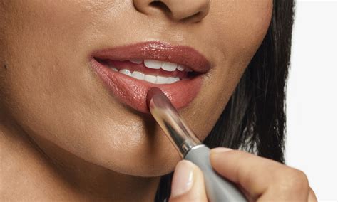 Clinique S Nude Version Of The Black Honey Lipstick Is Here