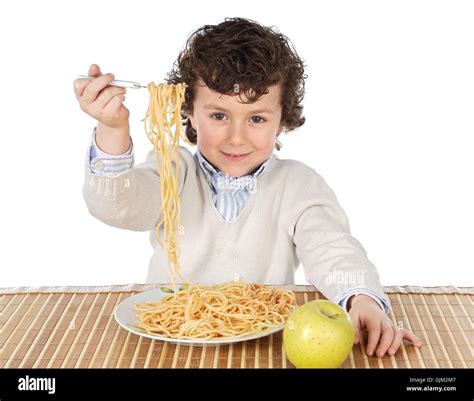 Enfant Mange Un Spaghetti Banque De Photographies Et Dimages Haute