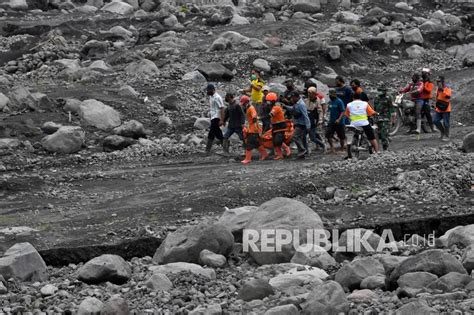 Pencarian Korban Awan Panas Erupsi Gunung Semeru Republika Online