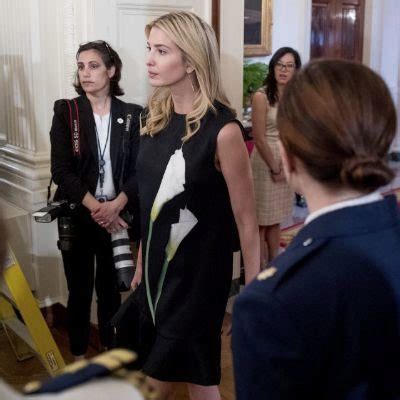 Ivanka Trump Se Aleja Del Lujoso Estilo De Su Familia Con Un Vestido