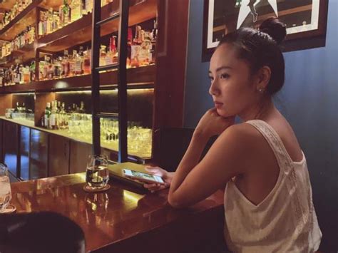 Ở tuổi Phương Linh khoe vòng ba khủng với bikini đứng tắm dưới vòi sen ngoài trời