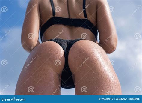 Cuerpo Sexy De Mujer En Stripper Bikini Chica Sexy Con Gran Trasero Clubes De Playa Piel
