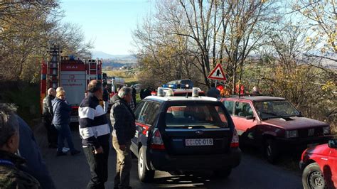 Ragazzo Finisce Fuori Strada Con Lauto Il Padre Lo Soccorre E Viene