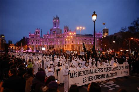 Miles de personas marchan en Madrid con motivo del Día Internacional de