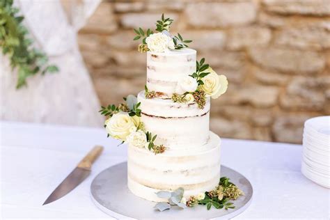 Naked Cake Met Witte Chocolade En Passievrucht Vulling