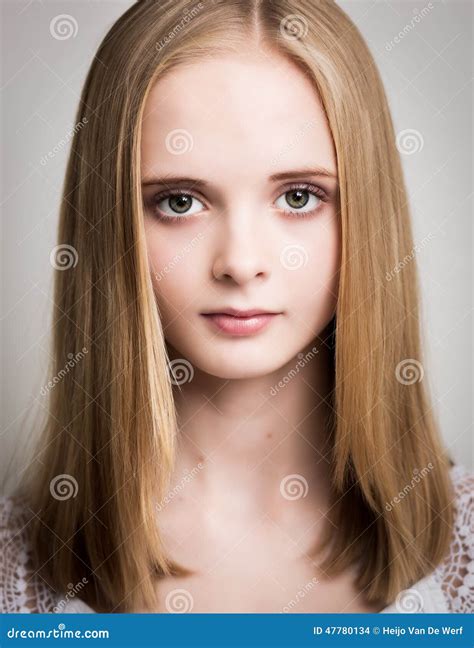 Belle Jeune Adolescente Blonde Dans Le Studio Photo Stock Image Du