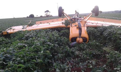 Avião agrícola faz pouso forçado em plantação de soja na zona rural de