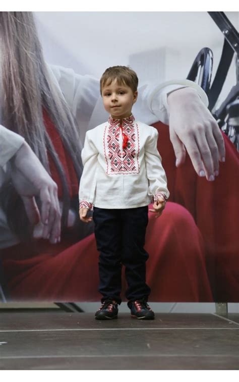 Купити білу вишиванку для хлопчика з вишивкою червоним