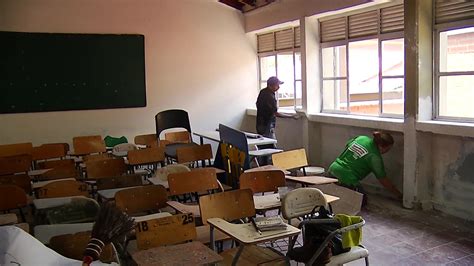 Madres De Familia Reparan Da Os En Colegio Teleantioquia