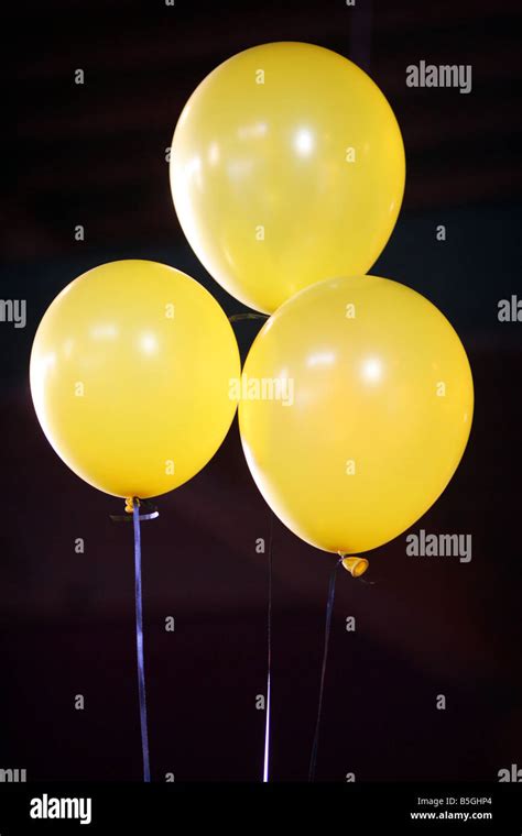 Dollzis: Background Black And Yellow Balloons