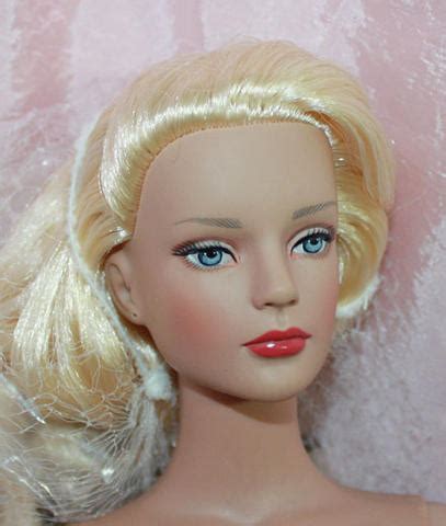 Tonner Sydney Chase Just Divine Nude Doll Stand