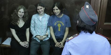 Les Pussy Riot Condamn Es Deux Ans De Camp Pour Vandalisme