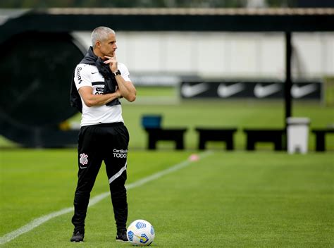 Escala O Do Corinthians Sylvinho Promove Treino T Tico E Ensaia Bolas