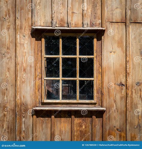 La Ventana Vieja De La Casa De Madera Vieja Fondo De Paredes De Madera