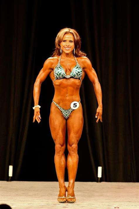 5 Hot Sexy Joanna Lee Bikini Pics