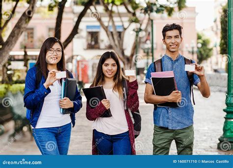 Estudiantes Latinos O Grupo Hispano De Amigos En México Jóvenes