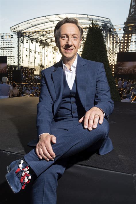 Photo Exclusif Stéphane Bern Chaussures Louboutin aux couleurs