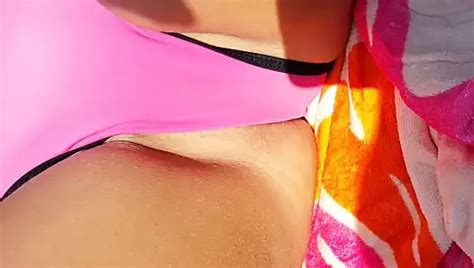 Gf otwiera nogi poślizgu bikini włosów cipki i cameltoe na basenie xHamster