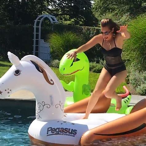 Thalía se muestra en bikini tras críticas por su cintura mírala