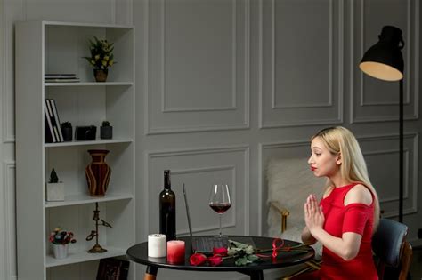 Amour Virtuel Jolie Fille Blonde En Robe Rouge Sur Une Date à Distance Avec Du Vin Priant Les