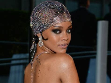 ரஹனனவககம சககல இணயததல கசநதத அவரத நரவணப படஙகள Rihanna Apparent Nude