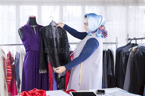 Diseñadores De Moda Musulmanes Usando Hijab Trabajando En Un Proyecto