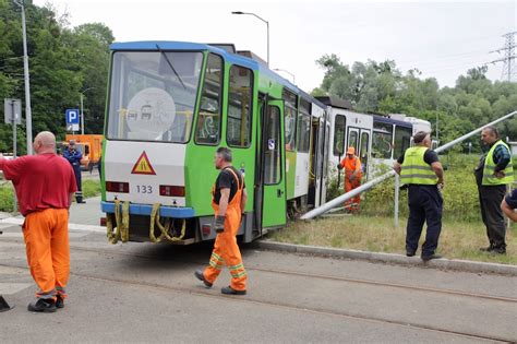 Kurier Pl Tramwaj Wypad Z Szyn W Lasku Arko Skim S Ranni