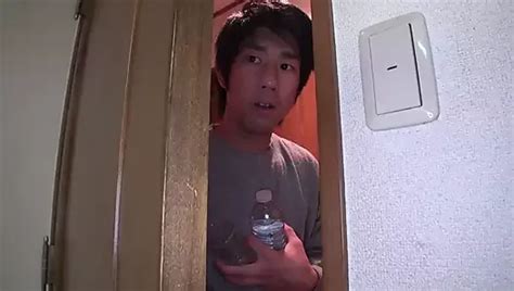 Kaede Tsutsumi in einem Raum mit einer MILF in Erwärmung eingesperrt Teil 2 xHamster