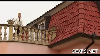 Sesión de sexo completamente vestida con chicas calientes y sementales grandes XVIDEOS