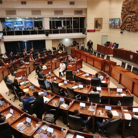 Pleno legislativo aprueba en consenso 14 de las 15 comisiones continúa