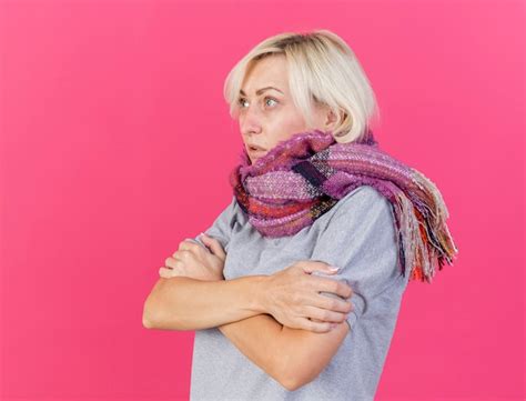 Congelaci N Joven Rubia Enferma Mujer Eslava Con Bufanda Sostiene Los