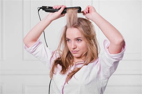 Fille Blonde Se Coiffant Photo Gratuite