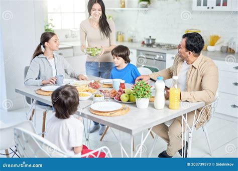 Alimentos Para Todos Feliz Familia Latina Cenando Juntos En Casa Mujer Alegre Sonriendo