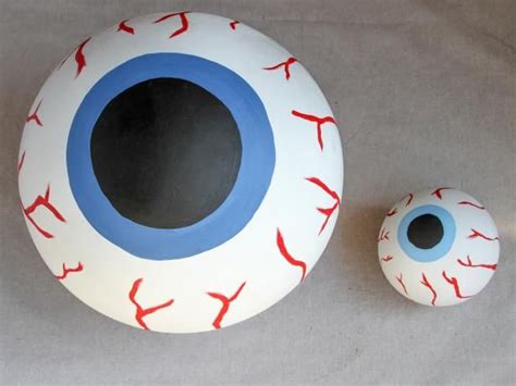 How To Make Giant Bloodshot Eye Halloween Decor Halloween Eyeballs