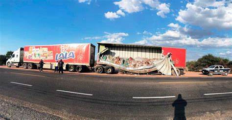 Invasi N De Carril Provoca Aparatoso Choque Entre Dos Camiones