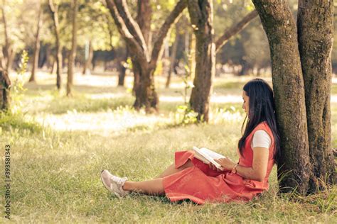 Chica Leyendo Un Libro En El Parque Sentada En El C Sped Recargada De