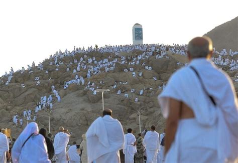 صور روحانيّة نحو مليون حاجّ على جبل عرفات لأداء ركن الحج الأعظم