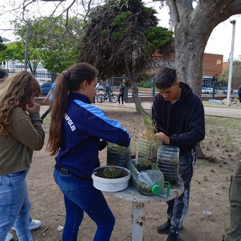 Alumnos del Liceo de Piriápolis plantaron especies nativas en el centro