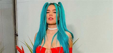 Karol G se despide de su cabello azul y afirma que fue una época que