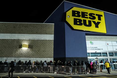 In Era Of Online Retail Black Friday Still Lures A Crowd Pbs News