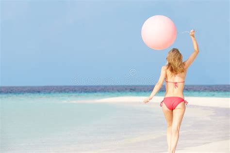 Mujer En El Bikini Que Corre En La Playa Hermosa Con El Globo Imagen De