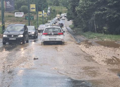 Tokom Radova Na Barama Pukla Glavna Cijev Cesta Pod Vodom