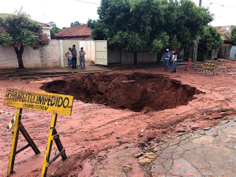 Após forte chuva cratera se abre no meio de trecho da Avenida do