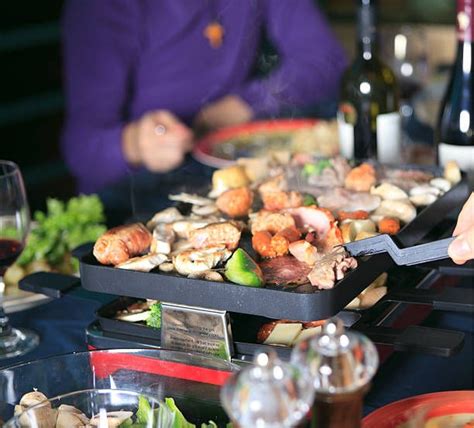 Quel four à raclette choisir Shrimp and vegetables Party cooking