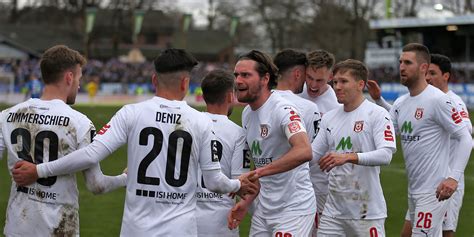 Kampf um drei Punkte Hallescher FC e V Hallescher Fußball Club