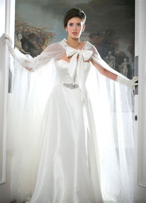 Изысканное платье с кейпом | Wedding cape, Sustainable wedding dress ...