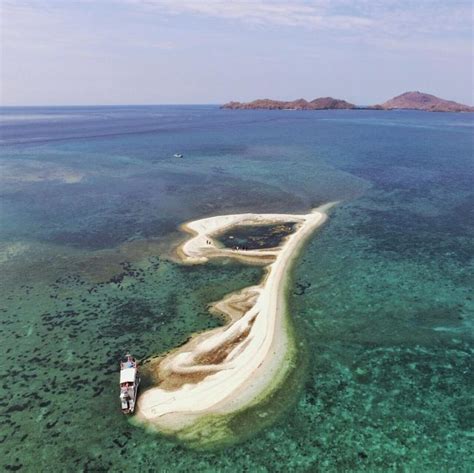 Pantai Sembilan Pulau Unik Berbentuk Angka Dekat Labuan Bajo