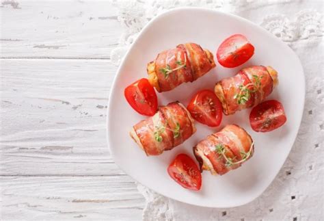 Rollitos de pechuga de pollo con beicon rellenos de jamón y queso