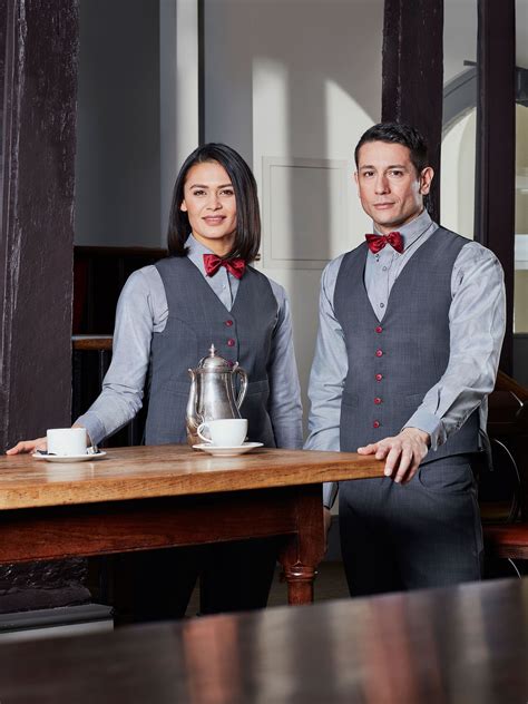 Financial experts explain how much do waiters make an hour in luxury 36